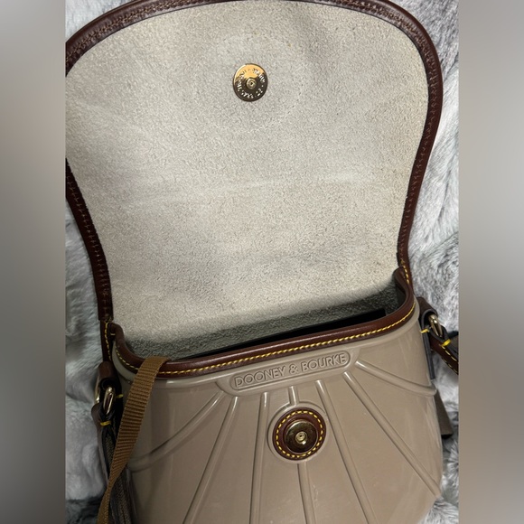 Dooney & Bourke - Duck Crossbody Bag - EUC - White Pebbled Leather & Webbed Body - Picture 9 of 11
